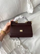 Жіноча сумка Dolce & Gabbana Miss Sicily Bag 19*12*6,5 см глибокого бордового кольору (марсала/бордо) з тисненої шкіри Dauphine зі золотистою фурнітурою та двоколірною фірмовою пластиною Dolce & Gabbana. - изображение 5