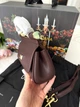 Жіноча сумка Dolce & Gabbana Miss Sicily Bag 19*12*6,5 см глибокого бордового кольору (марсала/бордо) з тисненої шкіри Dauphine зі золотистою фурнітурою та двоколірною фірмовою пластиною Dolce & Gabbana. - изображение 6