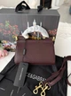 Жіноча сумка Dolce & Gabbana Miss Sicily Bag 19*12*6,5 см глибокого бордового кольору (марсала/бордо) з тисненої шкіри Dauphine зі золотистою фурнітурою та двоколірною фірмовою пластиною Dolce & Gabbana. - изображение 9