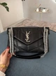 Жіноча сумка Saint Laurent Loulou Puffer 28*18*9 см чорна дута зі срібною фурнітурою. - изображение 4