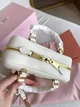 Жіноча сумка Miu Miu Arcadie Leather Bag 22*11*8 см молочного/кремового кольору з гладкої натуральної шкіри зі золотистою фурнітурою та тисненим логотипом. - изображение 4