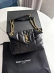 Жіноча сумка Saint Laurent Loulou Puffer 28*18*9 см чорна дута із золотою фурнітурою. - зображення 3