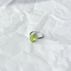 Срібне кільце з хризолітом 4.159ct, фіанітами, вага виробу 3,6 г (2150329) - зображення 7