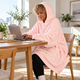 Теплий плед з рукавами Huggle Hoodie, плюшеве худі-плед оверсайз з капюшоном для дому та відпочинку, вільний крій One Size, рожевий - зображення 7