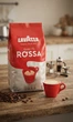 Кофе в зернах Lavazza Qualita Rossa — классический сбалансированный бленд для ценителей насыщенного кофейного вкуса и выразительного аромата. Смесь состоит из 70% арабики и 30% робусты. Высокогорная арабика придает напитку бархатистый аромат, а африканска - зображення 5