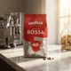 Кофе в зернах Lavazza Qualita Rossa — классический сбалансированный бленд для ценителей насыщенного кофейного вкуса и выразительного аромата. Смесь состоит из 70% арабики и 30% робусты. Высокогорная арабика придает напитку бархатистый аромат, а африканска - зображення 7