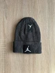 Зимняя мужская шапка Nike Air Jordan для зимы, теплая вязаная шапка найк Джордан с логотипом, универсальный размер One Size темно серый цвет DRE010 - изображение 2