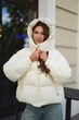 Женская куртка зимняя короткая на био пуху с капюшоном на змейке молоко размер M 46-48 оверсайз TOPSHMOT - изображение 5