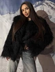 Женская укороченная шуба свободного кроя из экомеха лама размер onesize 42-48 черный IB 80109 - изображение 2