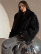 Женская укороченная шуба свободного кроя из экомеха лама размер onesize 42-48 черный IB 80109 - изображение 9