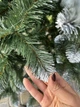 Штучна ялинка Карпатська 2,2 м з білими кінчиками — пишна засніжена смерека з хвоєю ПВХ на підставці для дому та офісу - зображення 6