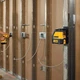 Лазерный нивелир DeWALT линейный, 3 батареи тип АА, красный луч, 0.75 кг, кейс (DW088K) - изображение 2