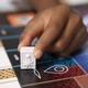 Гра настільна Hasbro Монополія Бонуси без кордонів - українська версія (E8978) - зображення 12