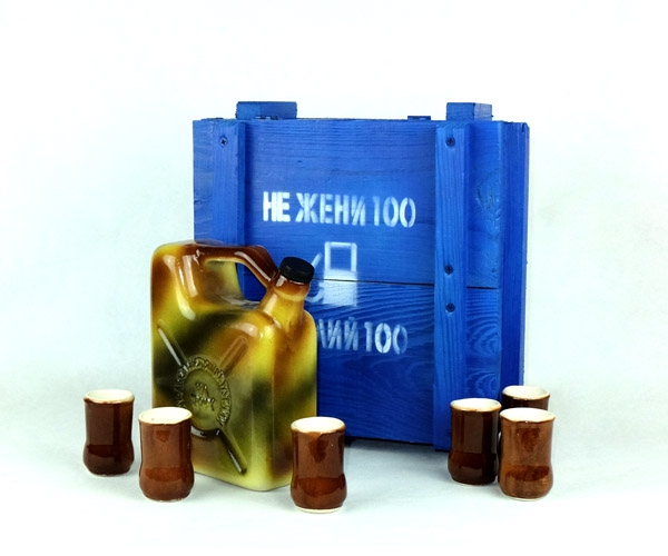 

Подарочный набор «Не жени 100 а налий 100» для мужчин фляга канистра 1 л и 6 рюмок в деревянном ящике (301-524-898)