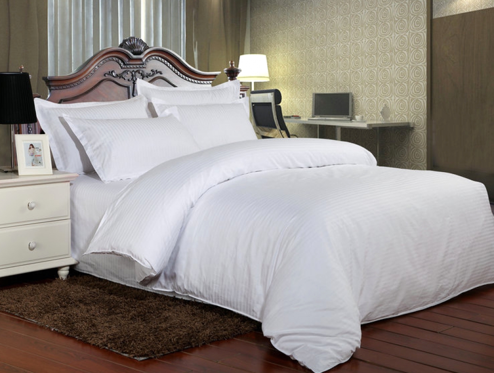 

Комплект постельного белья Komfort-tekstil Сатин Stripe PREMIUM, WHITE 1/1см (Евро на резинке)