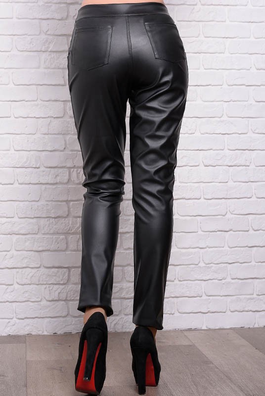 Как носить кожаные брюки: самые стильные и простые сочетания | MARIECLAIRE