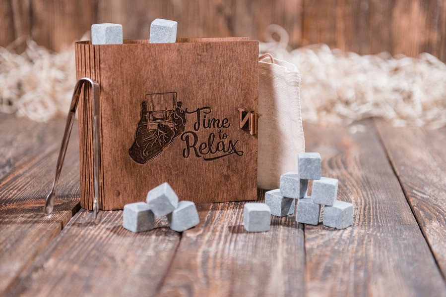 

Камни для виски Whiskey stones Original в подарочной деревяной шкатулке-книге с гравировкой "Time to relax" 12шт из стеатита + щипцы с инструкцией