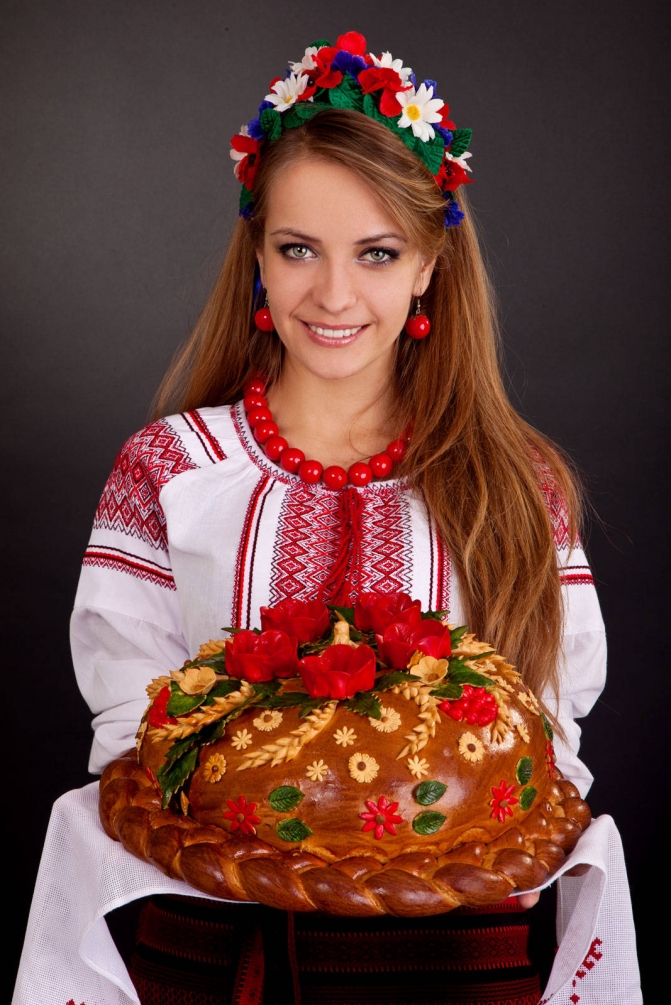 

Фотообои Арт-Обои Девушка с караваем №25481 Мелкий песок