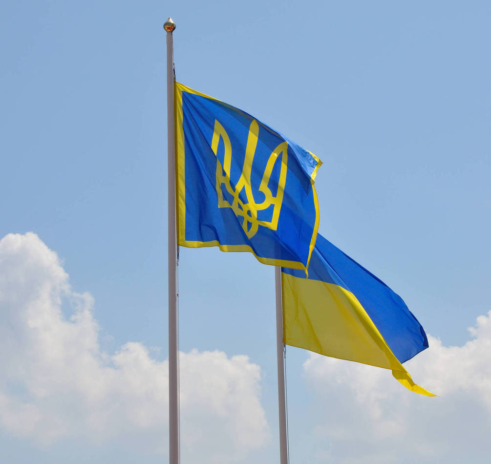 

Фотообои Арт-Обои украинский флаг на фоне неба №17050 Мелкий песок