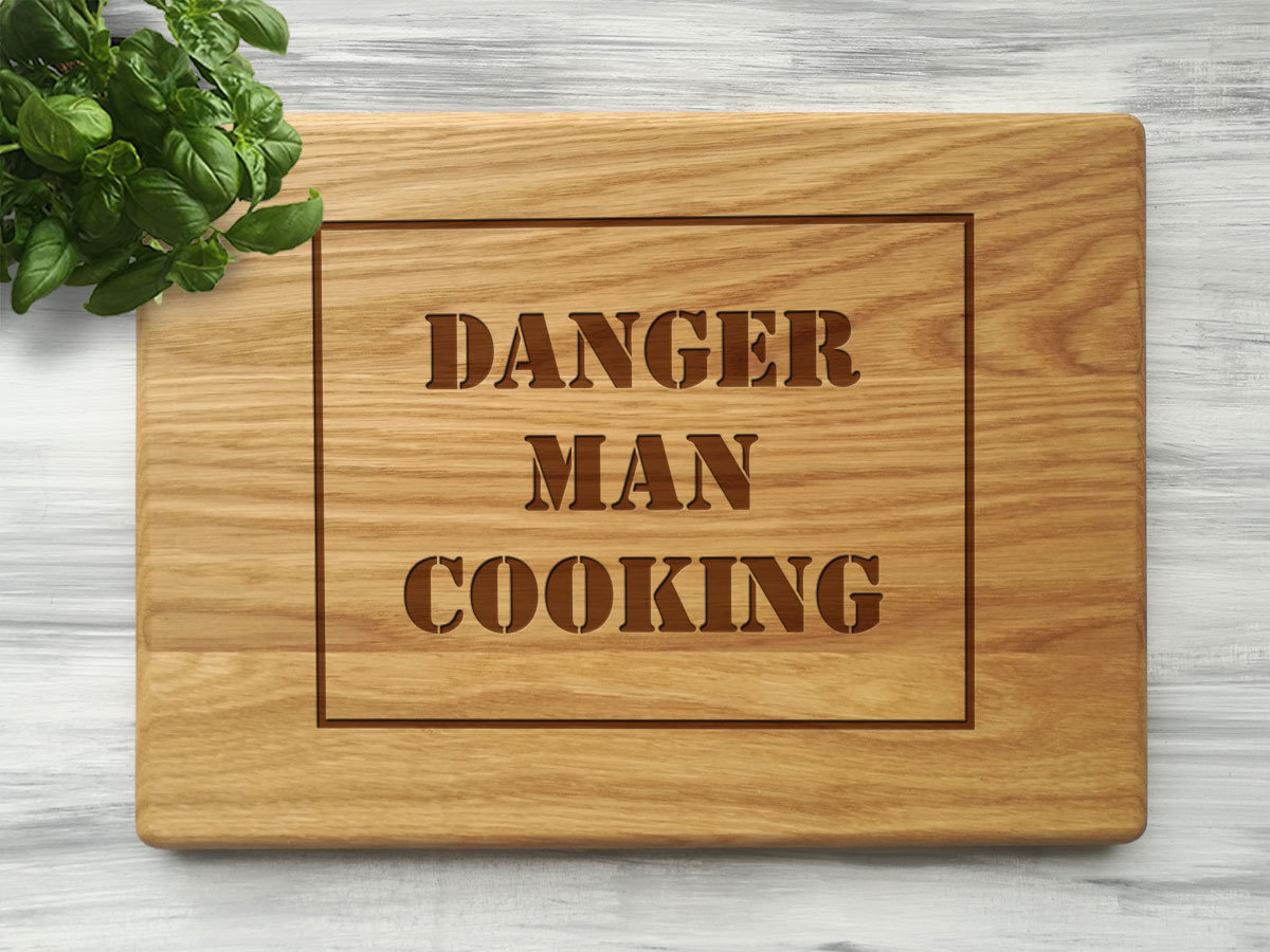 

Разделочная кухонная доска "Danger man cooking" 25х35 см, дуб, WOODPRESENT