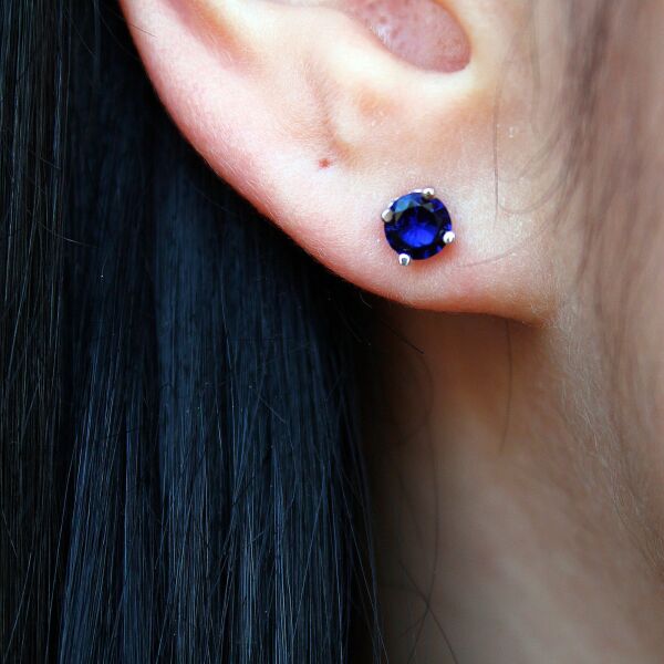 

Серебряные серьги гвоздики "Mini Sapphire"