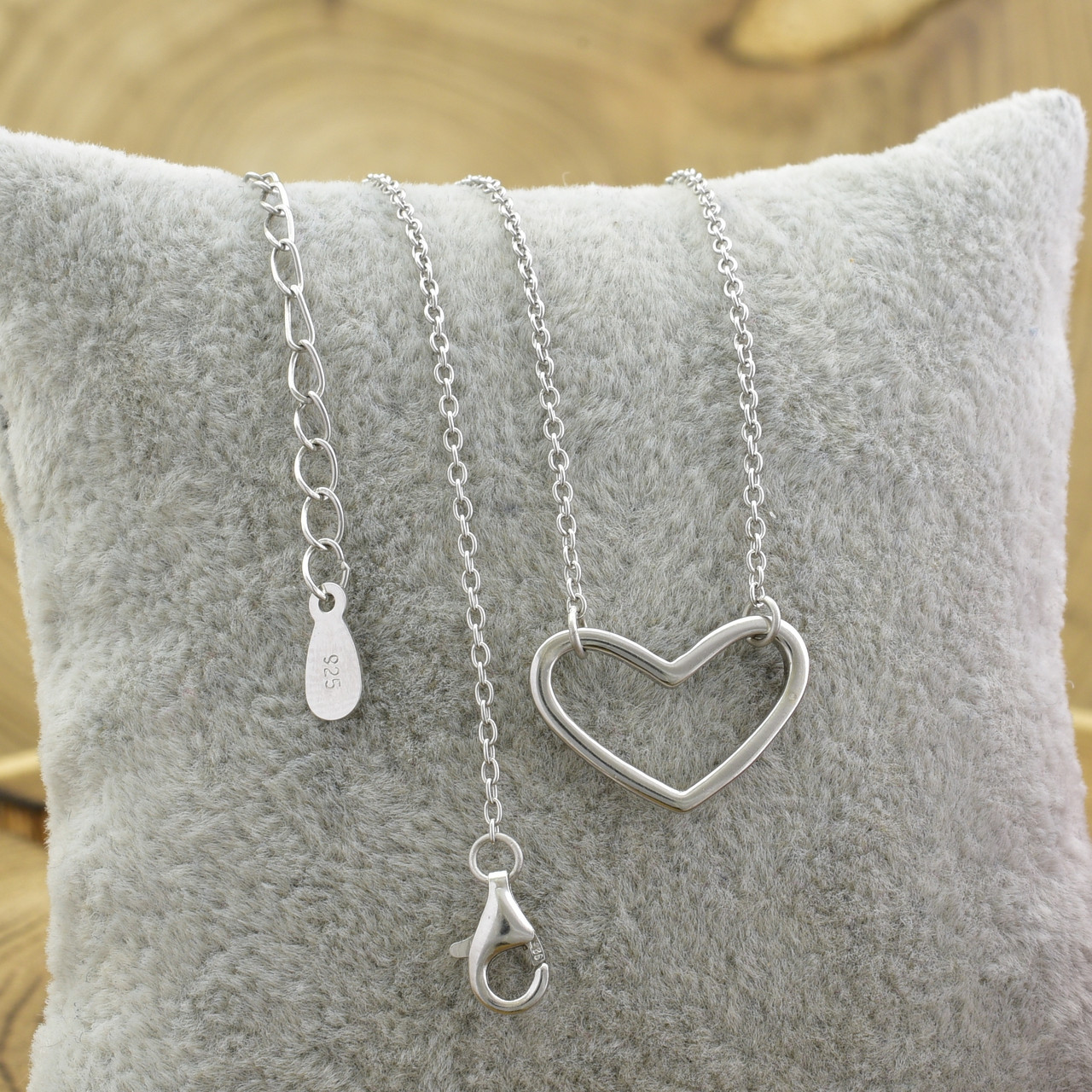 

Серебряное колье Сердечко длина 40+9 см ширина 1 мм вес 2.17 г