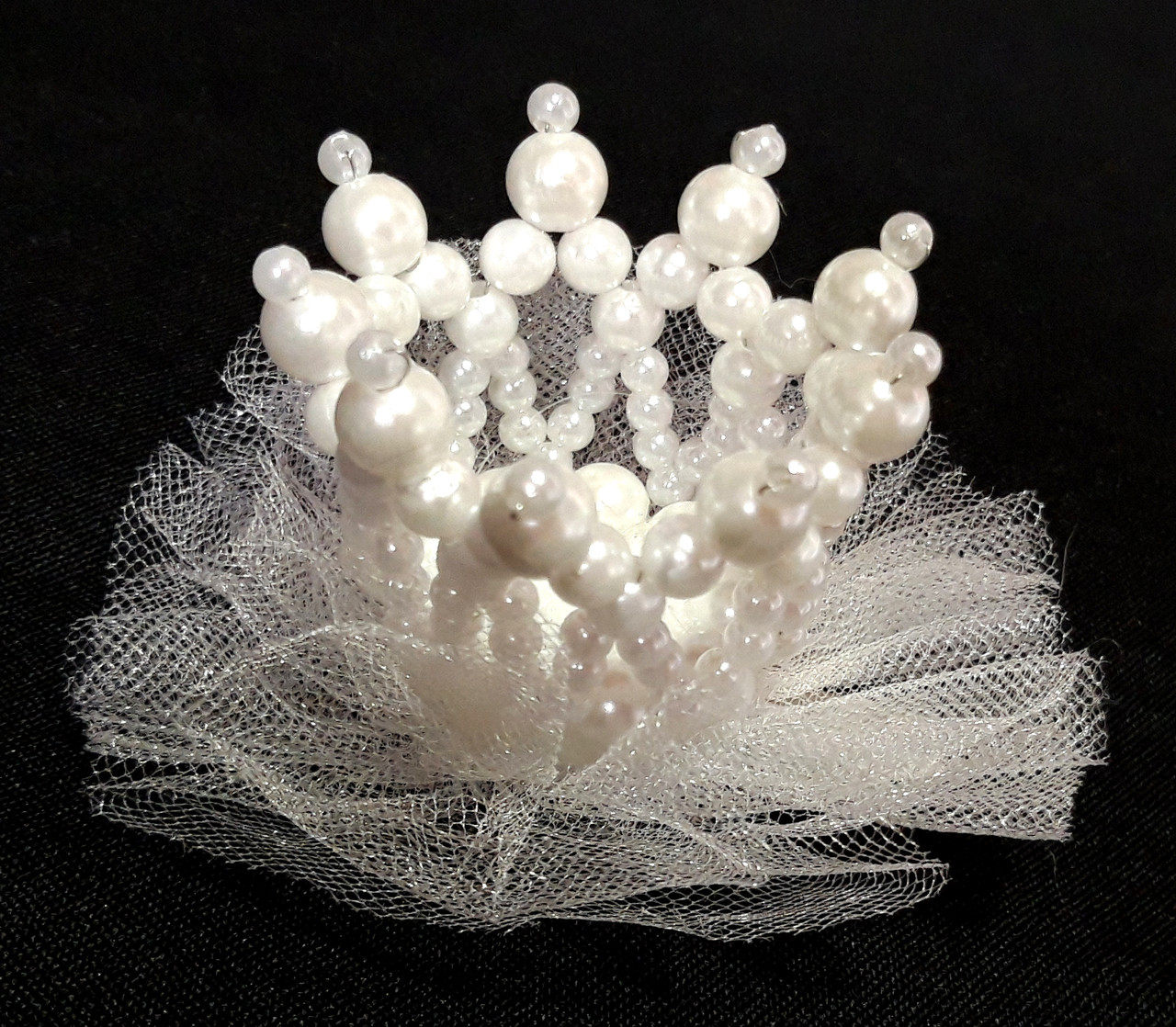 

Корона на заколке Ручная Работа 5х5 см жемчуг Белая (OTR010/2)