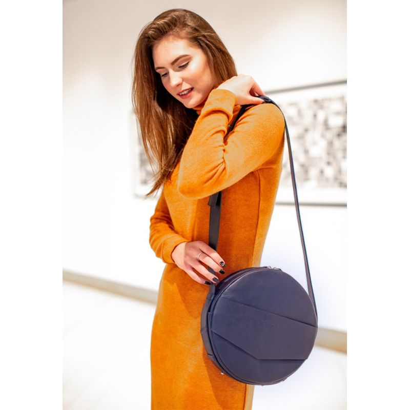 

Круглая сумка-рюкзак из качественной кожи BlankNote Maxi BN-BAG-30-navy-blue Темно-синяя