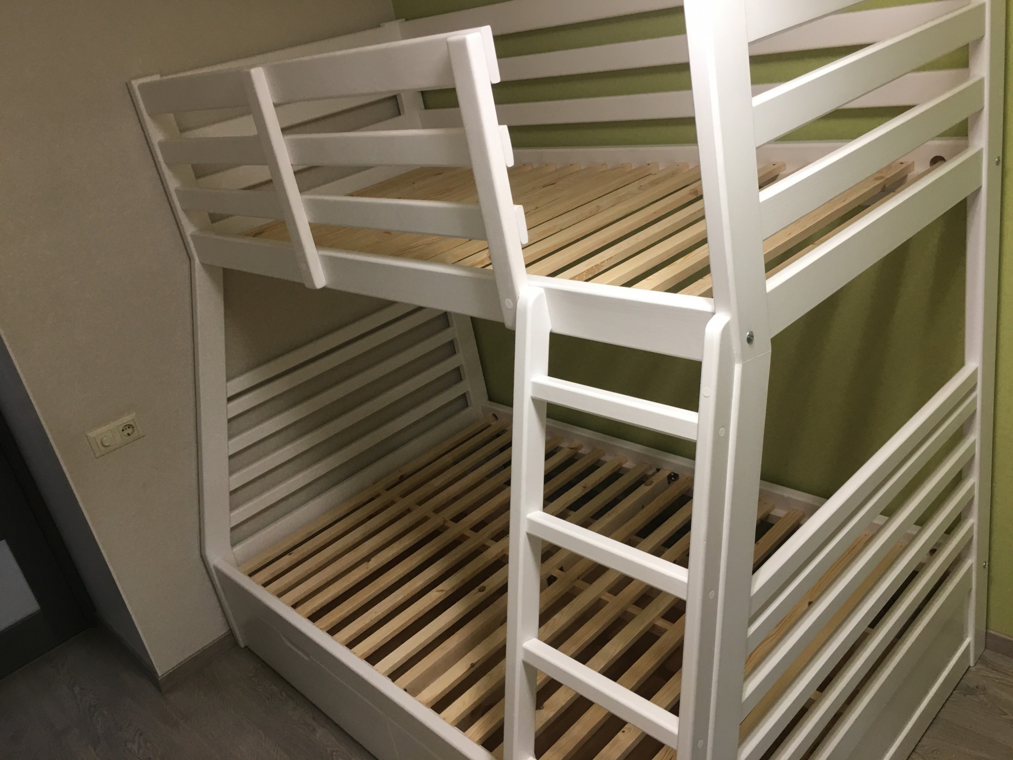

Кровать Двухъярусная WoodHouse Мелиса 1900х800 + 1900х1200 с ящиками белый цвет
