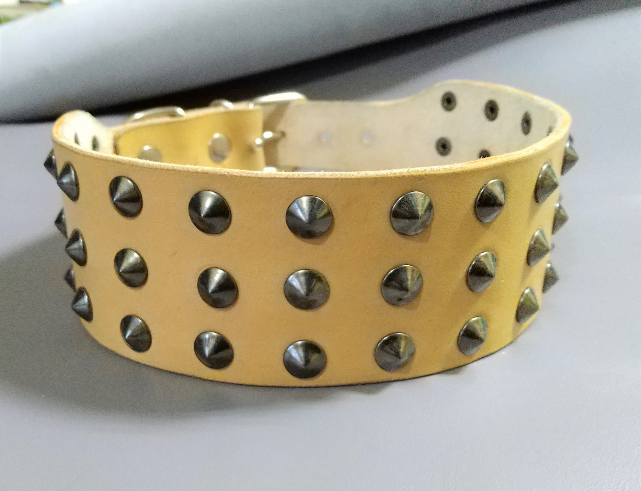 

Кожаный ошейник с маленькими шипами Lockdog M (30-44 см) (zoo0000368) Бежевый