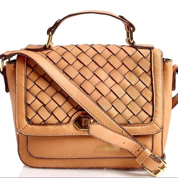 

Женская сумка Adrienne Vittadini CrossBody бежевая