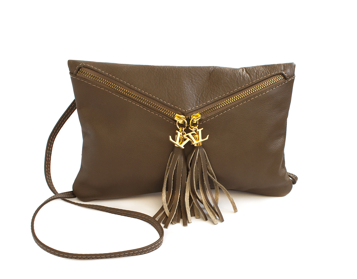 

Сумочка-клатч на длинном ремешке из натуральной кожи цвета кофе с молоком Tuscany Leather TL140988