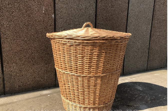 

Корзина для белья с крышкой из лозы