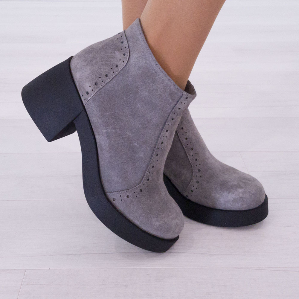 

Ботинки женские Woman's heel 37 серые (О-810)