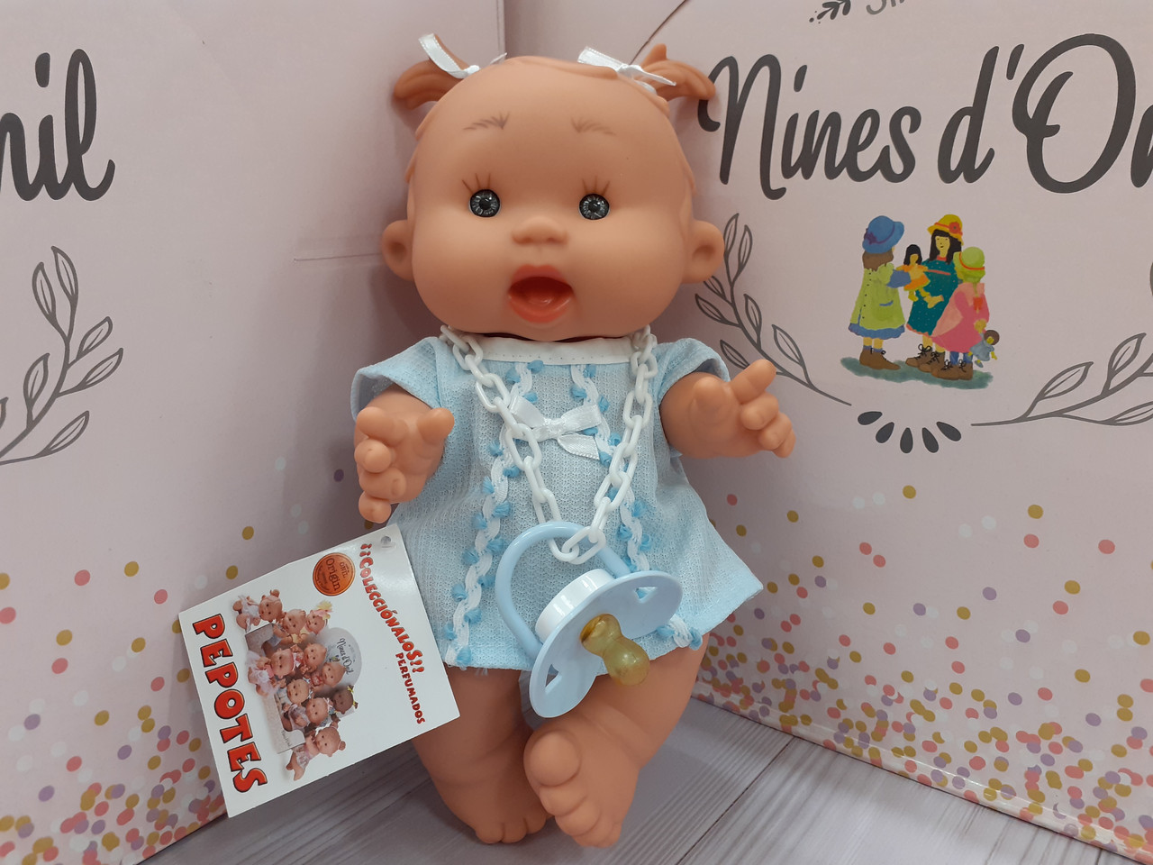 

Пупс с ароматом ванили девочка с хвостиками в голубом платье Nines 28 см