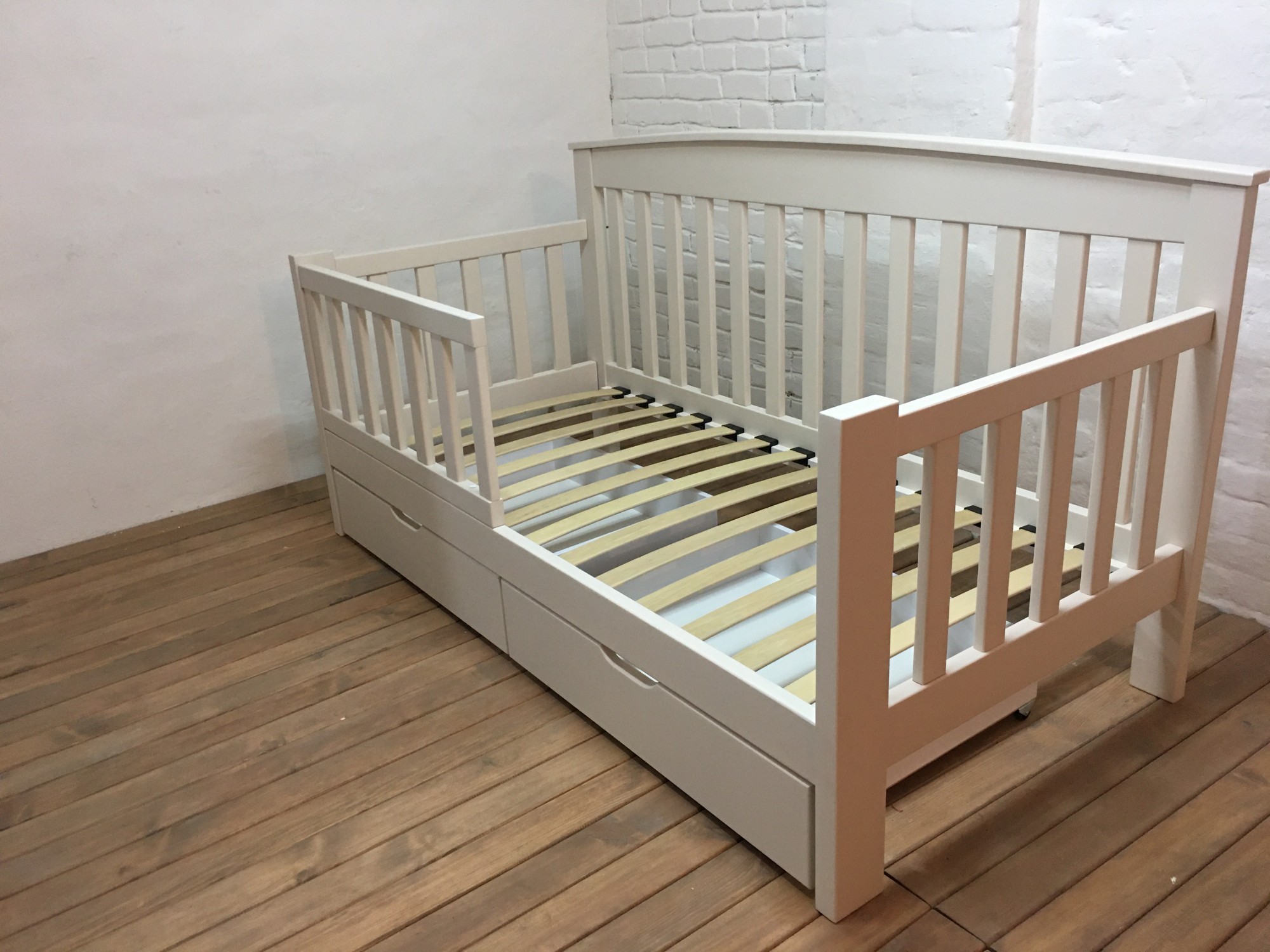 

Детская кроватка WoodHouse 1900х800 с ящиками и защитным бортиком бежевая натуральное дерево