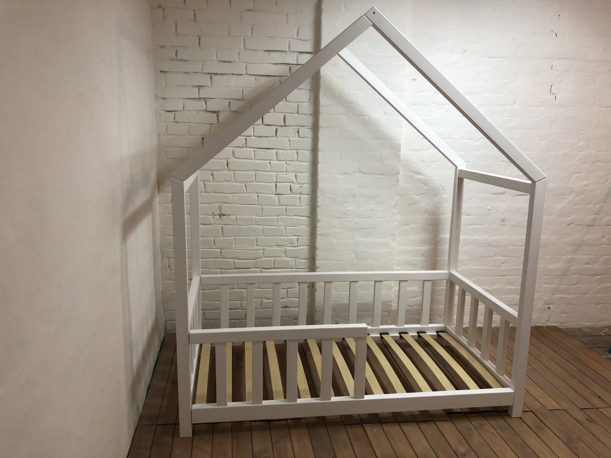 

Кроватка домик WoodHouse 1600x800 с бортиками натуральное дерево цвет белый