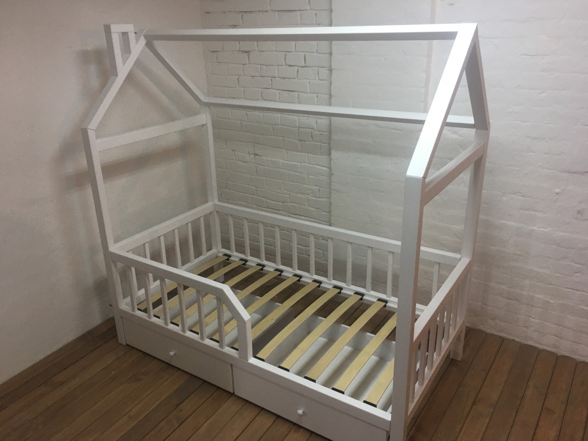 

Кроватка домик WoodHouse 1900x800 с бортиками и ящиками натуральное дерево цвет белый
