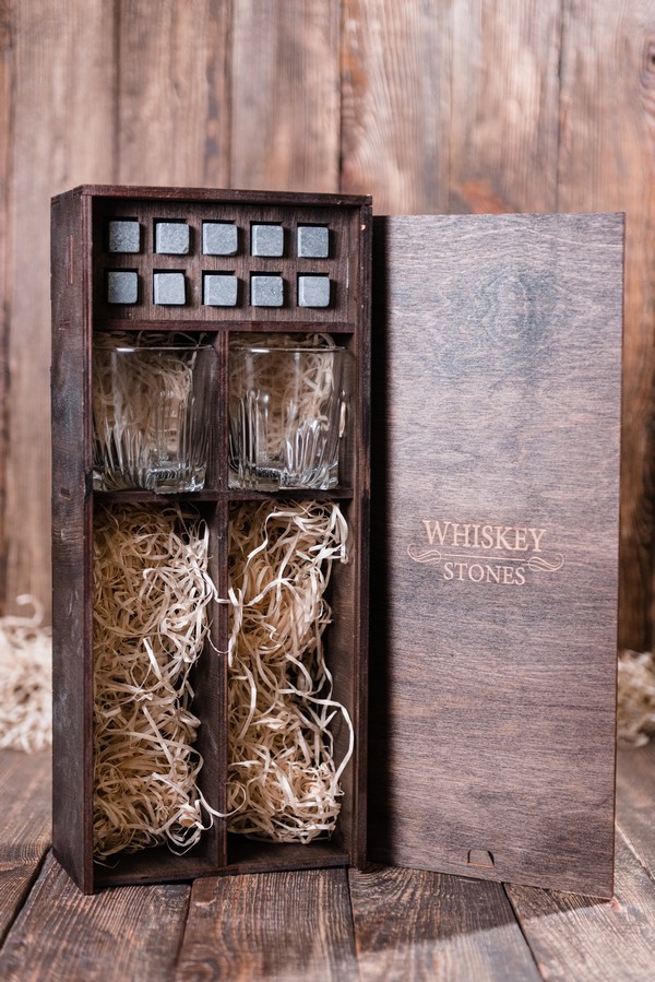 

Камни для виски Whiskey stones Original со стаканами Bormoli Rocco Selecta в подарочном пенале 10 шт. из стеатита + 2 бокала + щипцы с инструкцией