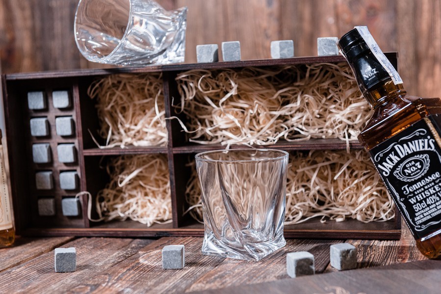 

Камни для виски Whiskey stones Original со стаканами Bohemia Quadro в подарочном пенале 10 шт. из стеатита + 2 бокала + щипцы с инструкцией