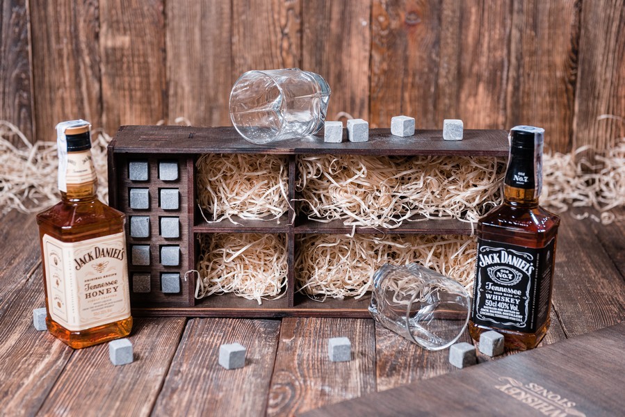 

Камни для виски Whiskey stones Original со стаканами Luna Pasabahce в подарочном пенале 10 шт. из стеатита + 2 бокала + щипцы с инструкцией