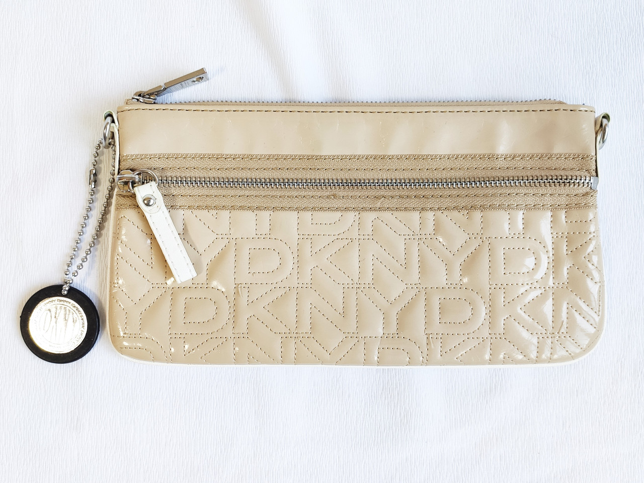 

Клатч лаковый бежевый DKNY