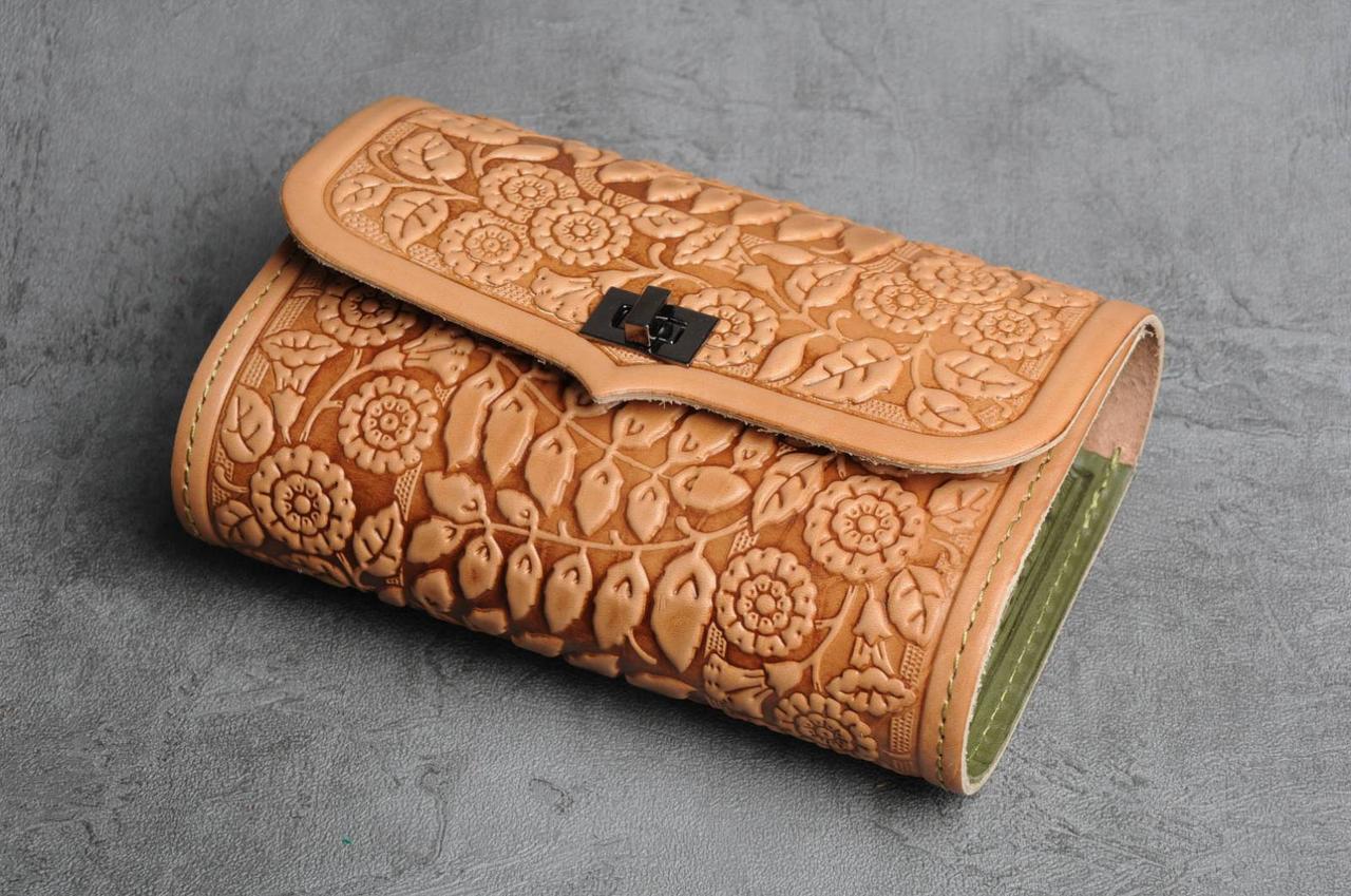 

Женская кожаная сумочка-клатч тиснение Boxwell ld-61 beige/olive на плечо, на пояс