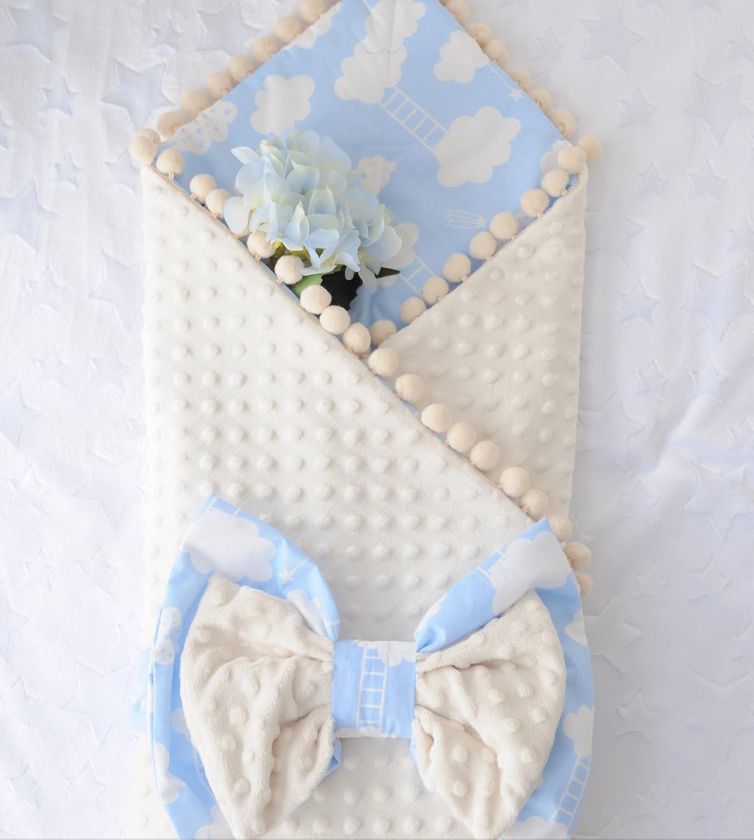 

Плед конверт Ingvart двусторонний: с плюшем и хлопком, бежевый с голубым, декорирован бежевыми большими помпонами +пояс + бант