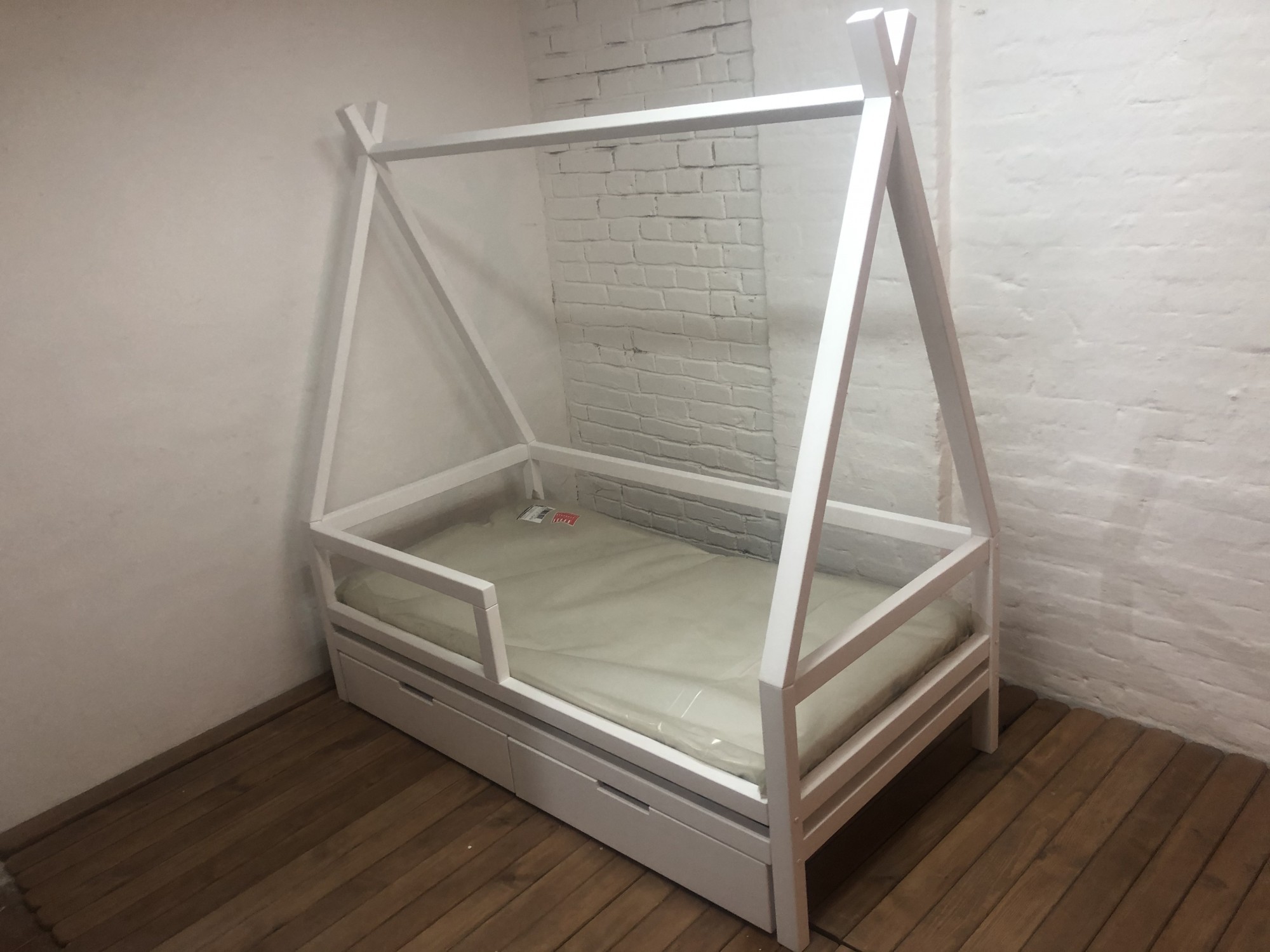 

Кроватка-вигвам WoodHouse белая 1600х800 с ящиками натуральное дерево