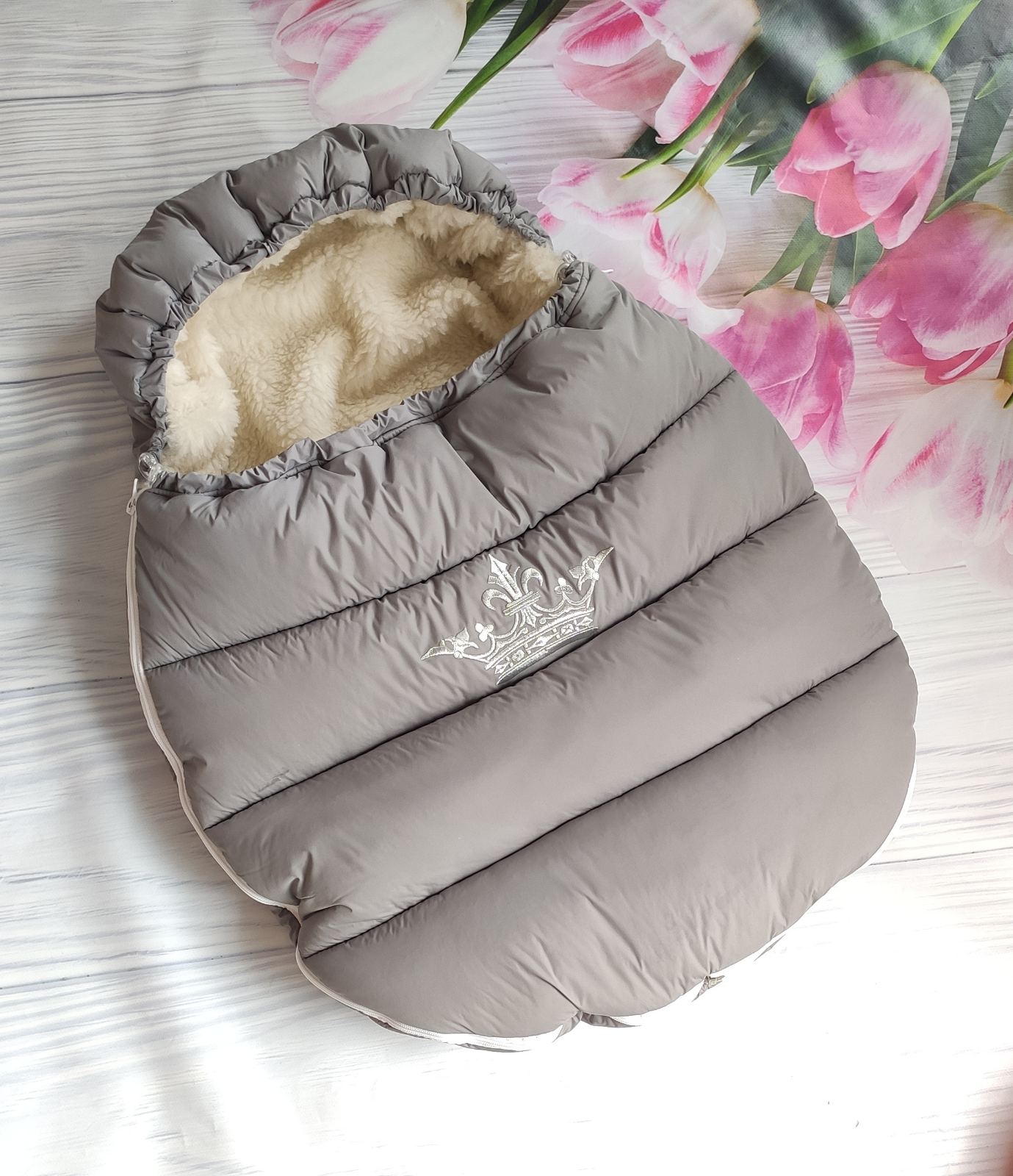 

Зимний конверт-чехол Best for kids на овчине в коляску, чехол в люльку, конверт на санки / Корона/ серый спальник в коляску