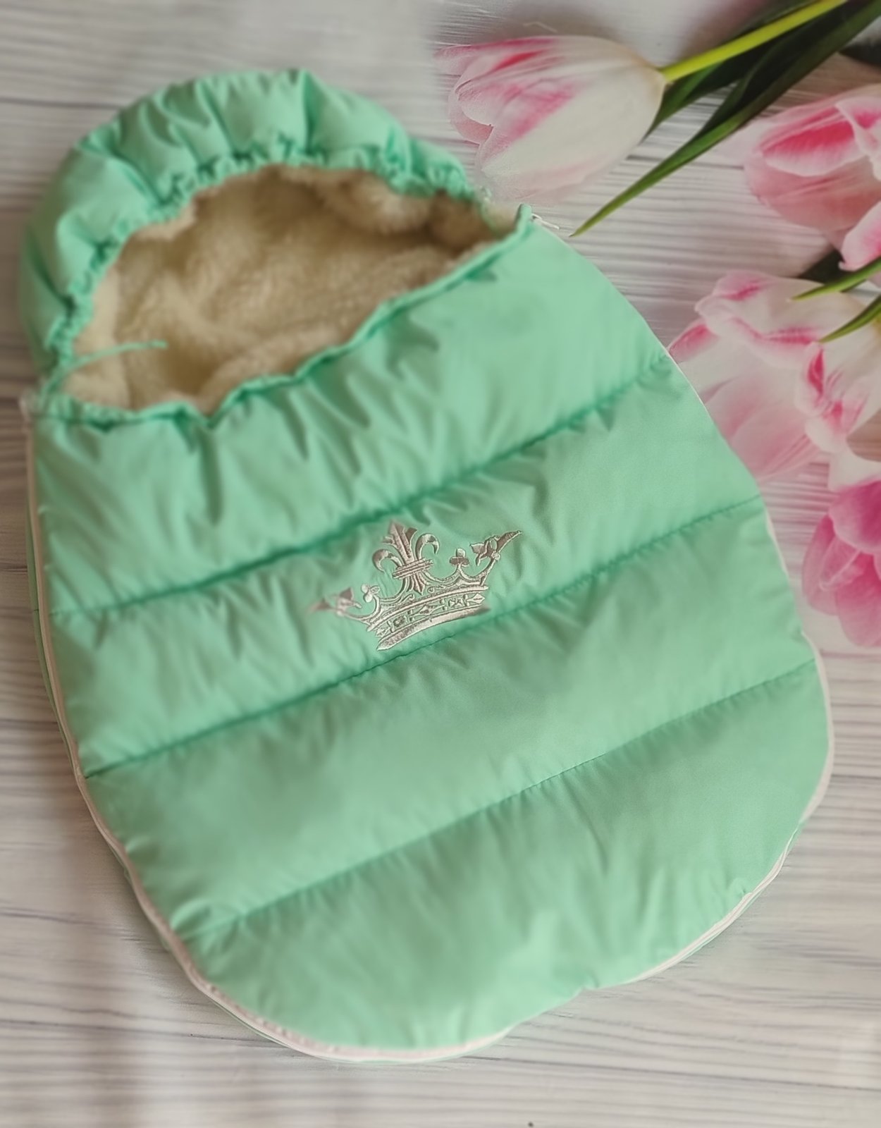 

Зимний конверт-чехол Best for kids на овчине в коляску, чехол в люльку, конверт на санки / Корона/ зеленый спальник в коляску