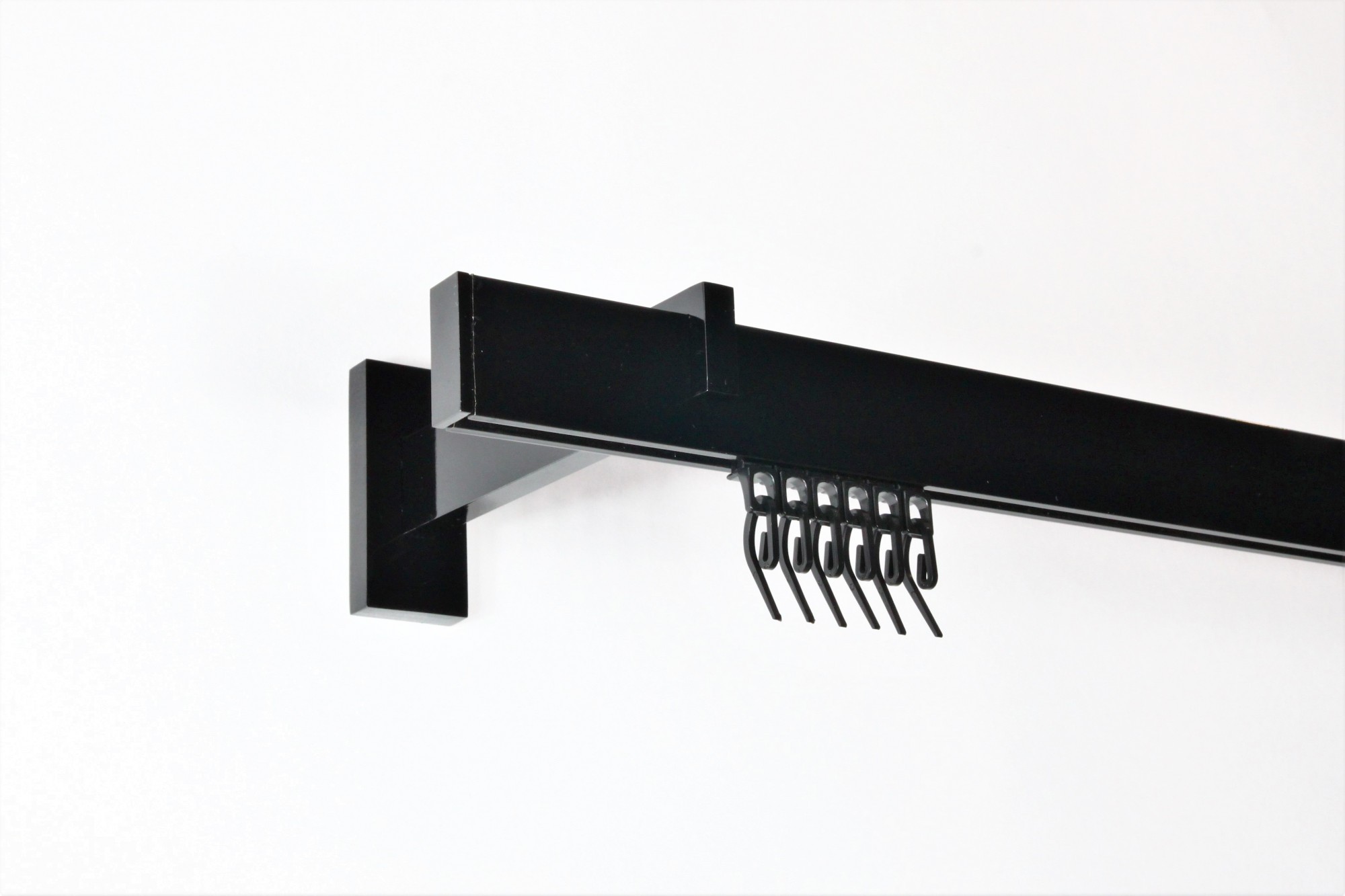 

Карниз настінний 1-рядний Homs Decor Скарлайн 490 см Чорний Мат. Кронштейн 15 см. Насадка - заглушка