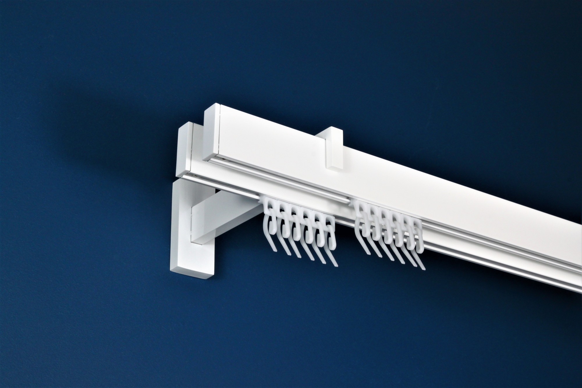 

Карниз настінний 2-рядний Homs Decor Скарлайн 590 см Білий. Кронштейн 18 см. Насадка - заглушка