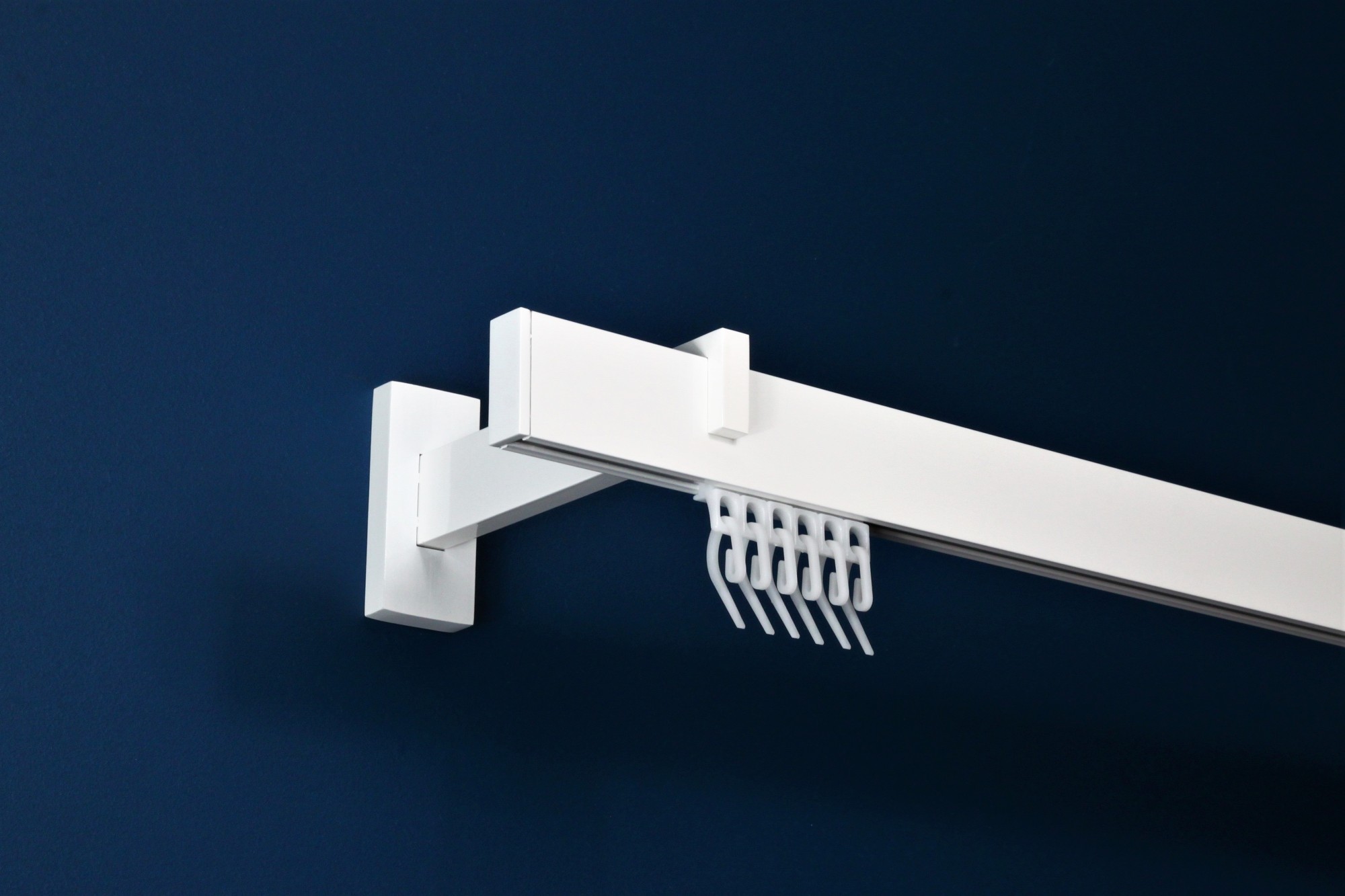 

Карниз настінний 1-рядний Homs Decor Скарлайн 200 см Білий. Кронштейн 15 см. Насадка - заглушка